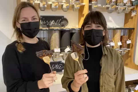 Zeigen Nussecken: Luise Sobetzko (links) und Sophie Etzkorn. Zeigen Nussecken: Luise Sobetzko (links) und Sophie Etzkorn.