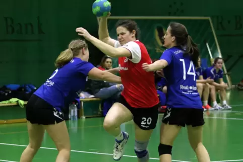 Will am Sonntag gegen ihre Schwester treffen: die Lingenfelderin Anne Bechtel (mit Ball).