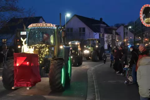 Zuschauer stehen am Straßenrand, als sich die Traktoren auf den Weg zum Kinderhospiz „Sterntaler“ machen. 