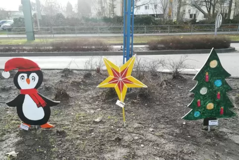 Weihnachtliche Holzfiguren vor dem Feuerwehrhaus.