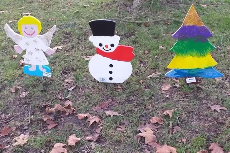 Weihnachtliche Holzfiguren in der Richard-Wagner-Stra&szlig;e.