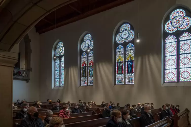 Gottesdienst unter Corona-Bedigungen mit Masken. 