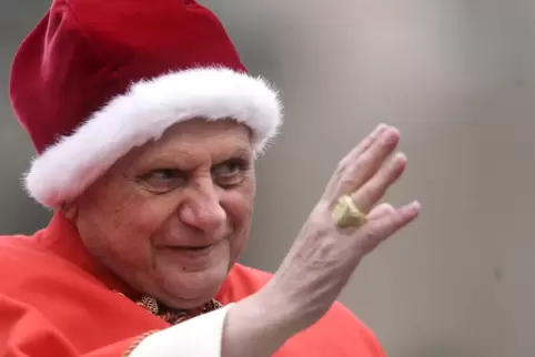 Nein, das ist nicht der Nikolaus: Papst Benedikt XVI. trägt den Camauro.