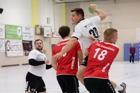 Wollen Tabellenführung festigen: Denis Markert (am Ball) und der TSV Speyer.