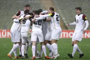 Tor Nummer zwei: Die Spieler des FCK jubeln mit ihrem Kollegen Hikmet Ciftci. 
