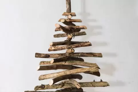 Es muss nicht immer die klassische Nordmanntanne sein. Es gibt auch einen Holzbaum aus Ästen aus dem Wald. Es muss nicht immer die klassische Nordmanntanne sein. Es gibt auch einen Holzbaum aus Ästen aus dem Wald.