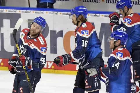 Glückloses Comeback Verteidiger Mark Katic (links) mit Markus Eisenschmid . 