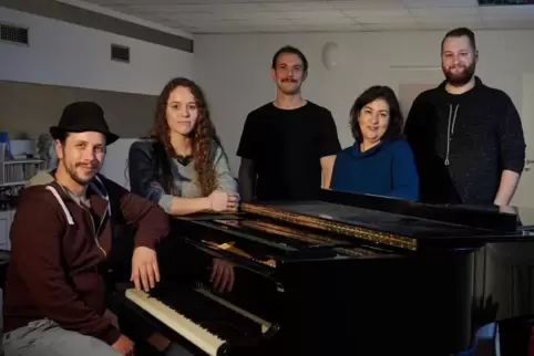 Amata bei der Probe: (von links) Manuel Krass (Musikalischer Leiter), Lisa-Marie Weber, Dennis Klein, Suzanne Dowaliby (Regisseu
