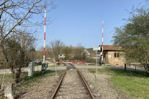 Auf den Schienen der Glantalbahn, die hier durch Medard führen, kann heute Draisine gefahren werden.