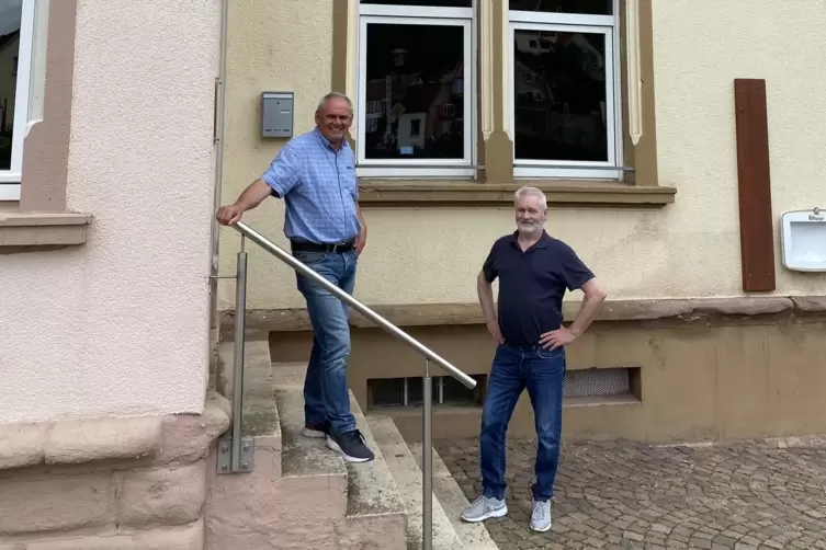 Ortsbürgermeister Thomas Danneck (links) und Bäcker Ottwin Merz: Café und Verkaufsraum sollen im Januar starten, ein Wochenmarkt