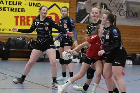 Die Rodalber Abwehrmauer mit (von links) Zoe Cosima Heyner, Ana Fé Müller, Madeleine Schäfer und Marie Schmitt, hier im Spiel ge
