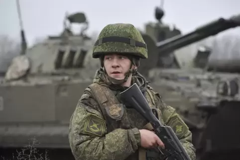 Plant Moskau Krieg? Szene aus Rostow am Don vom Samstag, wo die russische Armee übte. 