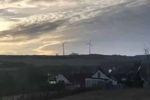 Unterhalb der beiden Neuleininger Windräder ist der geplante Standort für drei Windkraftanlagen auf Ebertsheimer Gemarkung