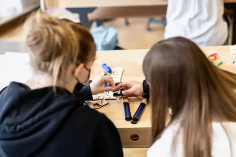 Kinder und Jugendliche müsssen derzeit wieder im Unterricht Masken tragen. 