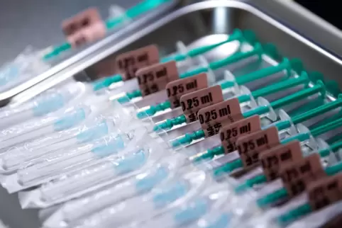 Beim „Boostern“ wird oft auf die Kreuzimpfung gesetzt. Unser Bild zeigt Spritzen mit dem Impfstoff von Moderna. 