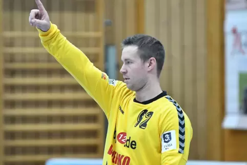 So geht das: Auch SV 64-Torwart Alexander Dörr erzielte eines der sechs Tore der Gäste ins leere Tor der HG Oftersheim/Schwetzin