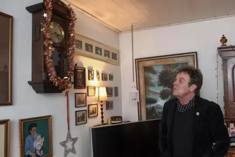 Beim Warten auf die Geschenke schlichen die Zeiger der Wanduhr über das Ziffernblatt, erinnert sich der Brite Charles Holmes. 