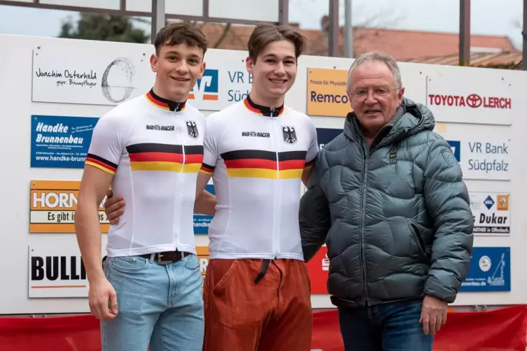  Luca Spiegel (li.) und Torben Osterheld mit Trainer Frank Ziegler.
