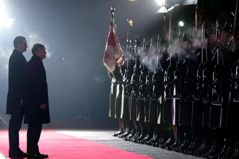 Empfang in Warschau bei minus zwei Grad: Bundeskanzler Olaf Scholz (rechts) und der polnische Ministerpräsident Mateusz Morawiec