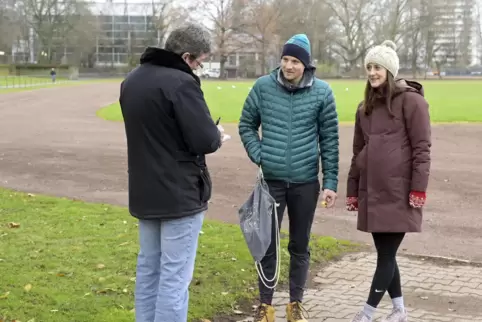 Volker Endres (links) im Gespräch mit Tanja und Christian Alles.
