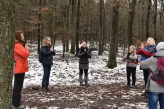 Startpunkt bei der Lindemannsruhe: Die erste „Singlewanderung“ beginnt mit Waldbaden unter Anleitung von Petra Faber (Zweite von