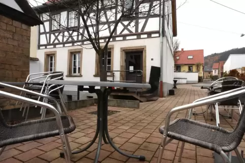 Bis zu 50 Gäste fanden bei „De’ Bäcker Becker“ einen Sitzplatz in der Filiale oder auf der Außenterrasse. Bis zu 50 Gäste fanden bei „De’ Bäcker Becker“ einen Sitzplatz in der Filiale oder auf der Außenterrasse.