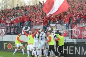 Über 2000 Fans des FCK in Saarbrücken feiern mit ihrer Elf. 