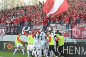 Über 2000 Fans des FCK in Saarbrücken feiern mit ihrer Elf. Über 2000 Fans des FCK in Saarbrücken feiern mit ihrer Elf.