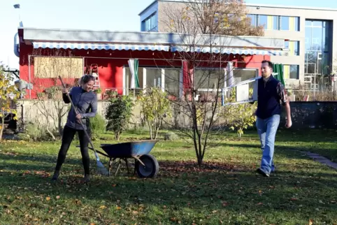 Rebecca und Simon Brosch haben unter anderem den Garten ihres Lokals Toms Näschtl neu hergerichtet. Rebecca und Simon Brosch haben unter anderem den Garten ihres Lokals Toms Näschtl neu hergerichtet.