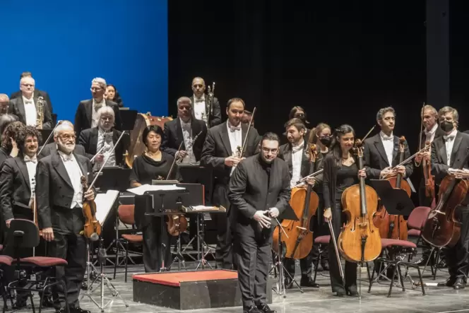 Neben den Sängern begeisterte auch das Orchester unter Generalmusikdirektor Daniele Squeo (Mitte).