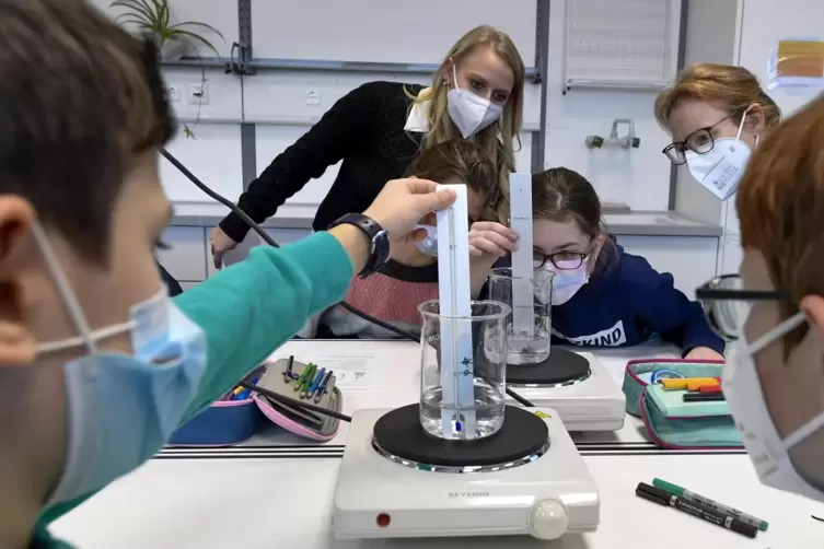 Wenn das Wasser kocht, zeigt die Quecksilbers&auml;ule 100 Grad an. Die Lehrerinnen Sigrid N&ouml;lte (links) und Tabea Scheid schauen, da