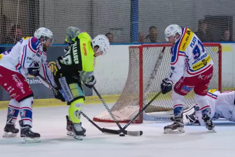 Erlöste die „Hornets“ im zweiten Drittel mit seinen Toren zur Führung: Fabian Fellhauer (Zweiter von links, hier im Spiel gegen 