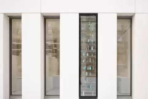 Die Auslage: Parfümvitrine im Karlsruher Finanzamt. Die Auslage: Parfümvitrine im Karlsruher Finanzamt.