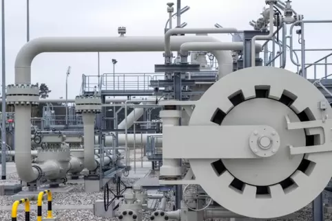 Eigentlich fertig, aber noch nicht fertig genehmigt: die umstrittene deutsch-russische Pipeline Nord Stream 2, hier die Anlandes