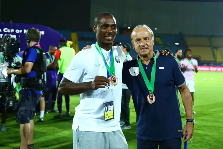 2019 noch Bronzegewinner beim Afrika-Cup: Gernot Rohr (rechts), hier mit seinem Spieler Odion Ighalo. 