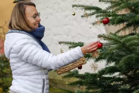 Pfarrerin Jessica Rust-Bellenbaum erzählt, was es mit unserem Tannenbaumschmuck auf sich hat. 