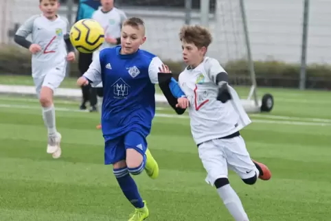 Das war’s für 2021: Ganerbs Emil Birkle (rechts) im Duell mit Jannis Becker vom FK Pirmasens.
