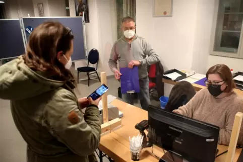 Corona-Schnelltestzentrum im Veldenzschbloss: Christine Kissel und Dieter Drumm bei der Datenerfassung.