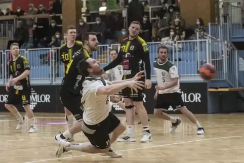 Wirft im Fallen: Niklas Jung vom TuS Dansenberg II. 