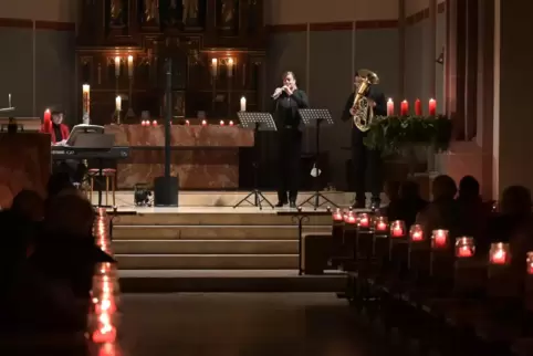 Stimmungsvoll: Andacht mit Musik in St. Gangolf bei Kerzenschein. 