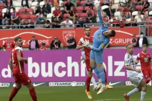 Starker Rückhalt: FCK-Torwart Matheo Raab. Hinten in der Mitte Verteidiger Boris Tomiak. Starker Rückhalt: FCK-Torwart Matheo Raab. Hinten in der Mitte Verteidiger Boris Tomiak.