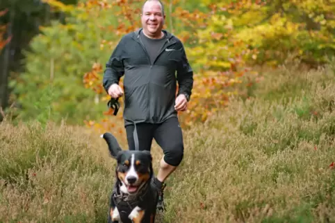 Thomas Pietsch mit seinem Swissydog Mica. 