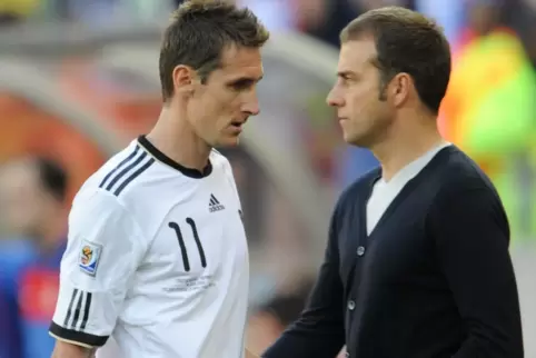 Miroslav Klose mit dem heutigen Bundestrainer Hansi Flick.