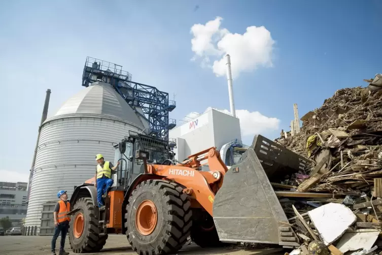 Das Biomassekraftwerk der MVV auf der Friesenheimer Insel im Mannheimer Norden soll ab 2024 an das Fernwärmenetz der Stadt anges