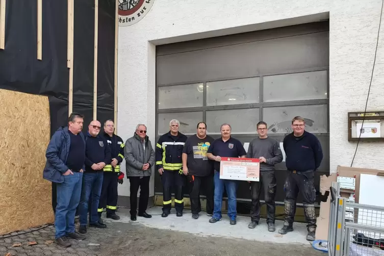 Eine Delegation aus Bockenheim bei der &Uuml;bergabe der Spende in Dernau. 