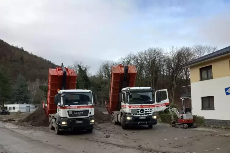 Die Gr&uuml;nstadter Firma Wagner war mit Mann und Material vor Ort bei der Aktion &bdquo;Zusammen was bewegen&ldquo; . 