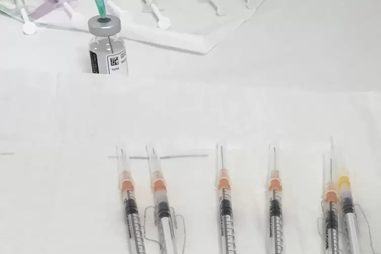 Bis ins kleinste Detail muss alles organisert werden, damit flott durchgeimpft werden kann. Die Injektionsspritzen bereit zu leg