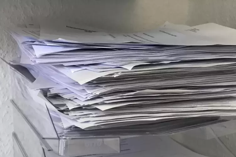 Noch zu &uuml;berpr&uuml;fen, einzuscannen, weiterzumelden und abzuheften: die Impfunterlagen einer Woche. 