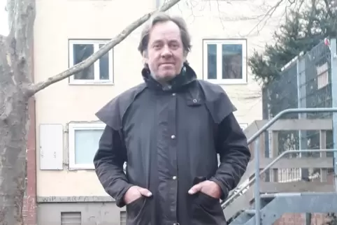 Kochen gegen die Tristesse: Johannes Hucke vor einem „weißen“ Block der Bayreuther Straße in Ludwigshafen.