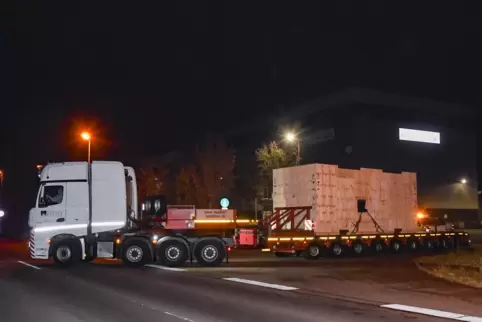 Abfahrt Richtung Norden: Am Montagabend ist der Schwertransport mit der RUV-Pumpe nach Wilhelmshaven gestartet. Abfahrt Richtung Norden: Am Montagabend ist der Schwertransport mit der RUV-Pumpe nach Wilhelmshaven gestartet.